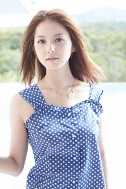 日本动漫人物拔萝卜打扑克